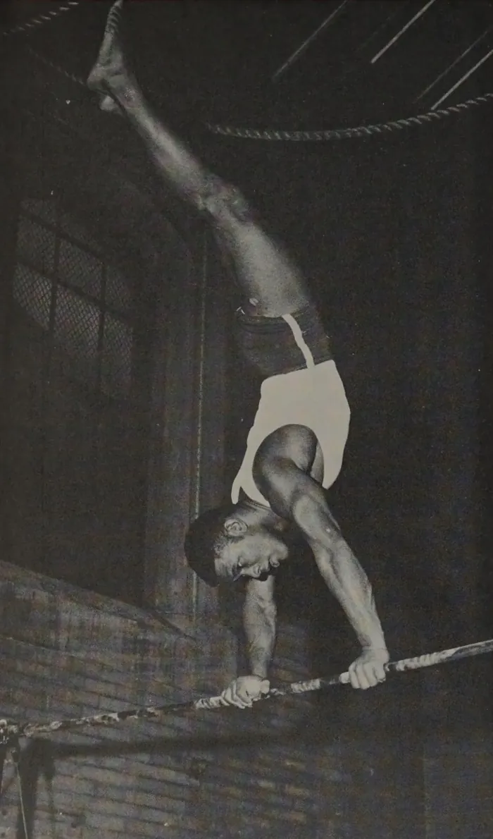 Ron Johnson im Handstand auf dem Reck, Schwarzweißfoto aus dem Jahrbuch 1955