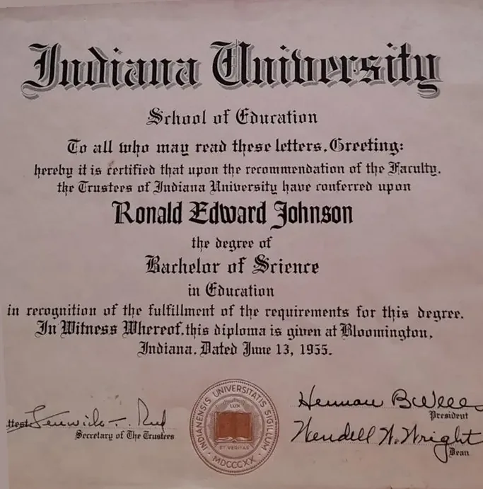 Diplom der School of Education der Indiana University: Bachelor of Science in Education für Ronald Edward Johnson, Bloomington, 13. Juni 1955, unterschrieben von Präsident Herman B Wells