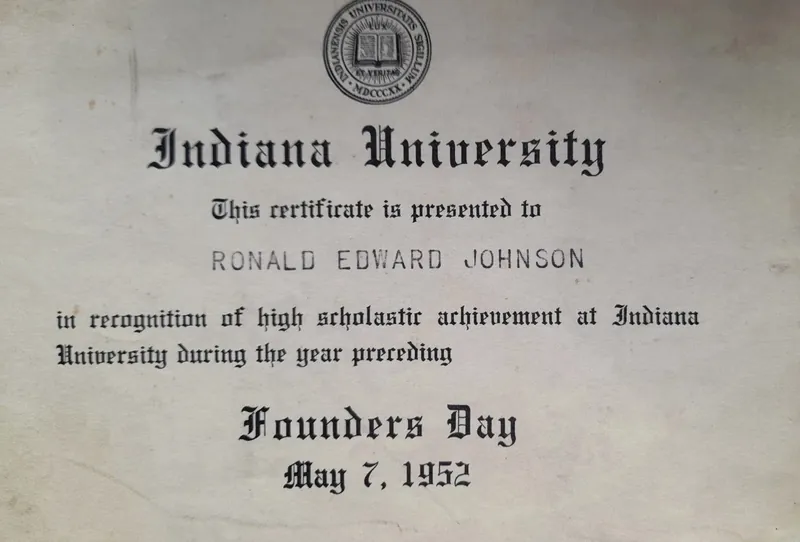 Urkunde der Indiana University zum Founders Day am 7. Mai 1952 für Ronald Edward Johnson, in Anerkennung hoher Studienleistung