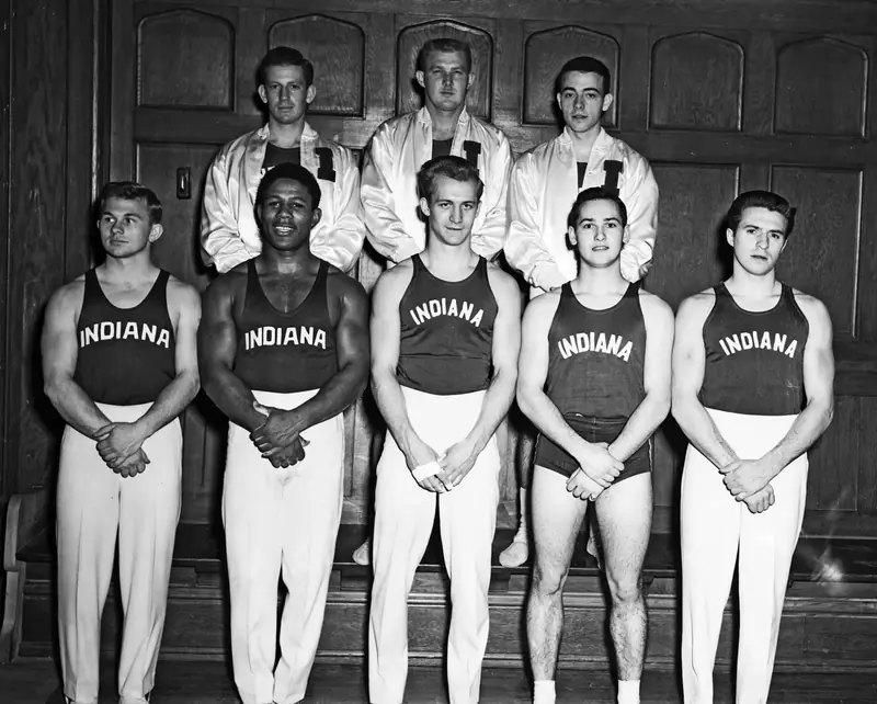 Mannschaftsfoto des Turnteams der Indiana University vom Januar 1953, die Turner in Trikots mit dem Schriftzug INDIANA; Johnson vorn, Zweiter von links