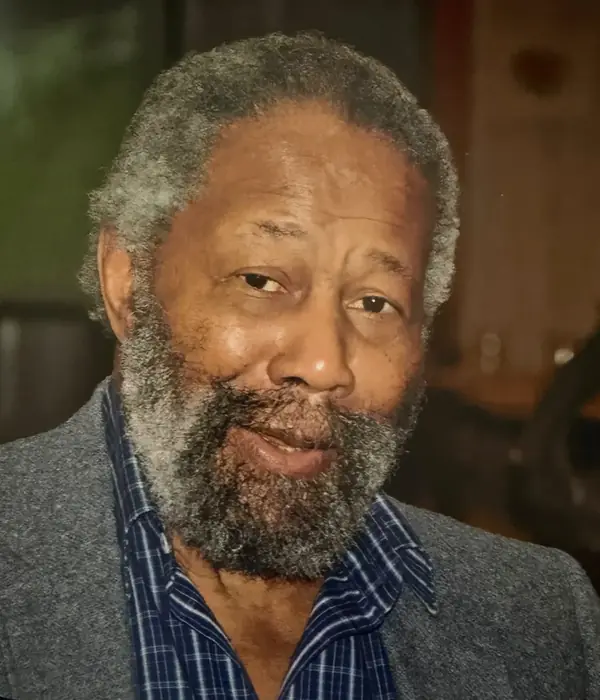 Ronald E. Johnson mit grauem Bart, im grauen Sakko und blau karierten Hemd