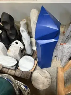 Skulpturen aus weißem und schwarzem Marmor, dicht nebeneinander gelagert