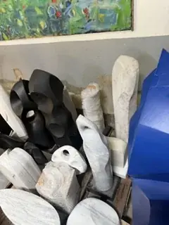 Polierte Skulpturen aus schwarzem und weißem Stein