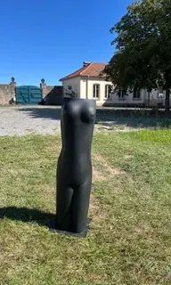 Schwarzer weiblicher Torso auf einem Sockel im Freien