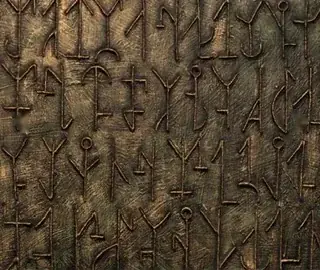 Relief mit zeichenartigen Formen in Bronze