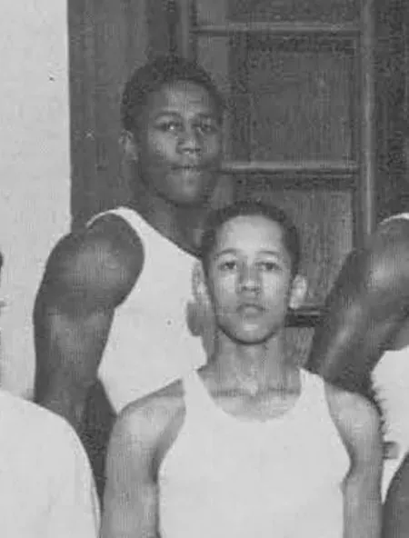 Ausschnitt aus dem Jahrbuch der Sumner High School 1949: junge Turner im Unterhemd, hintere Reihe links laut Bildunterschrift Ronald Johnson