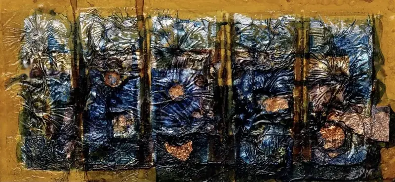 Goldrelief aus fünf Feldern mit blauen und kupfernen Strukturen