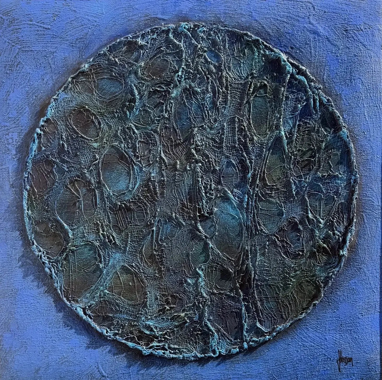 Gemälde „Super Blue Circle Earth“: ein großer, reliefartig aufgebauter Kreis in Blau- und Grüntönen auf leuchtend blauem Grund
