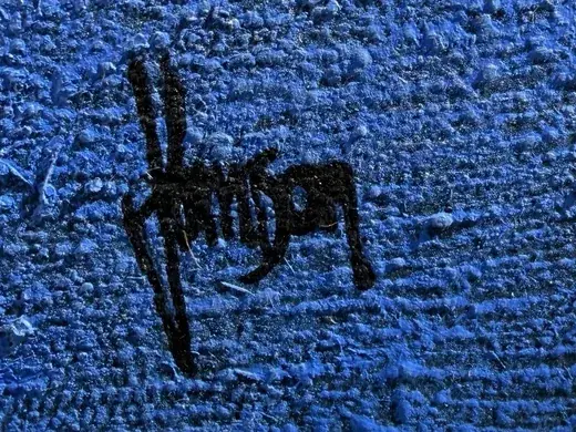 Detail: die Signatur „Johnson“ in Schwarz auf dem rauen blauen Grund des Bildes „Super Blue Circle Earth“